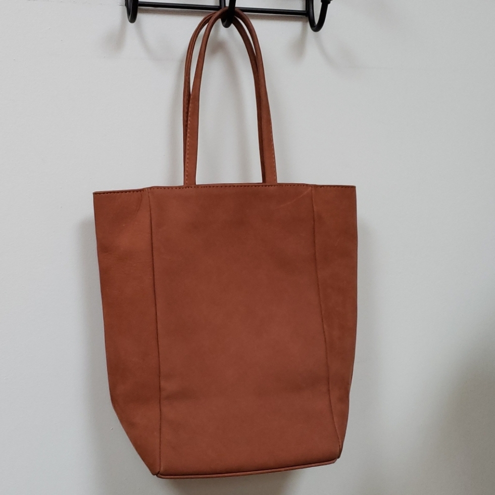 HOBO leather bucket bag with magnetic close